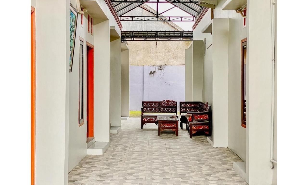 Hotel Griya Asri Syariah Mitra Reddoorz Rogojampi Exterior foto