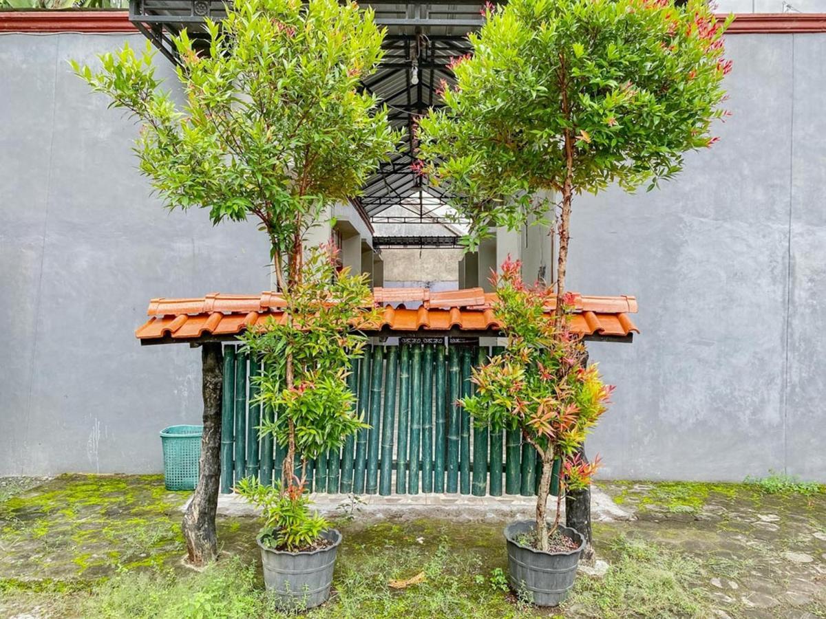 Hotel Griya Asri Syariah Mitra Reddoorz Rogojampi Exterior foto