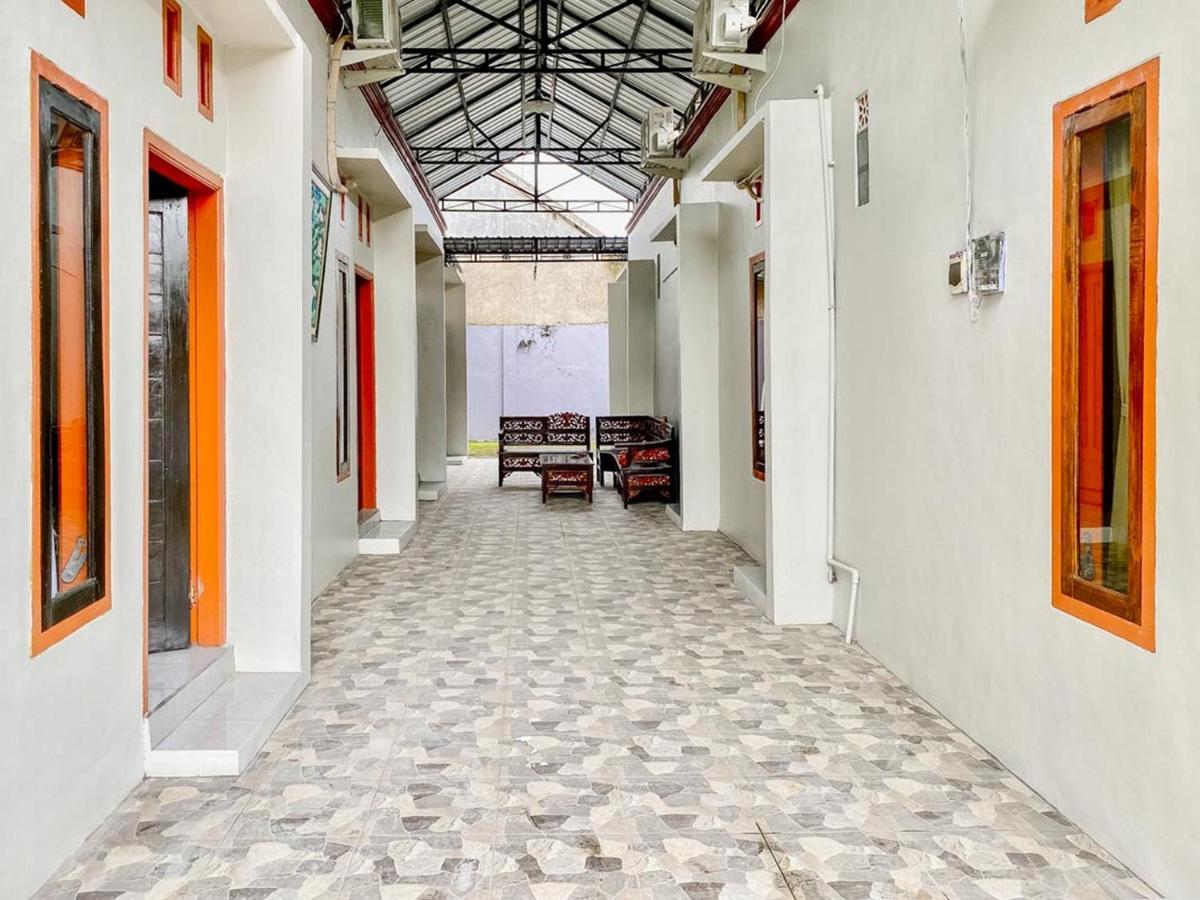 Hotel Griya Asri Syariah Mitra Reddoorz Rogojampi Exterior foto