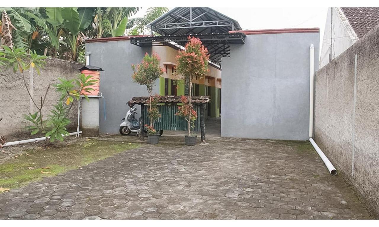 Hotel Griya Asri Syariah Mitra Reddoorz Rogojampi Exterior foto