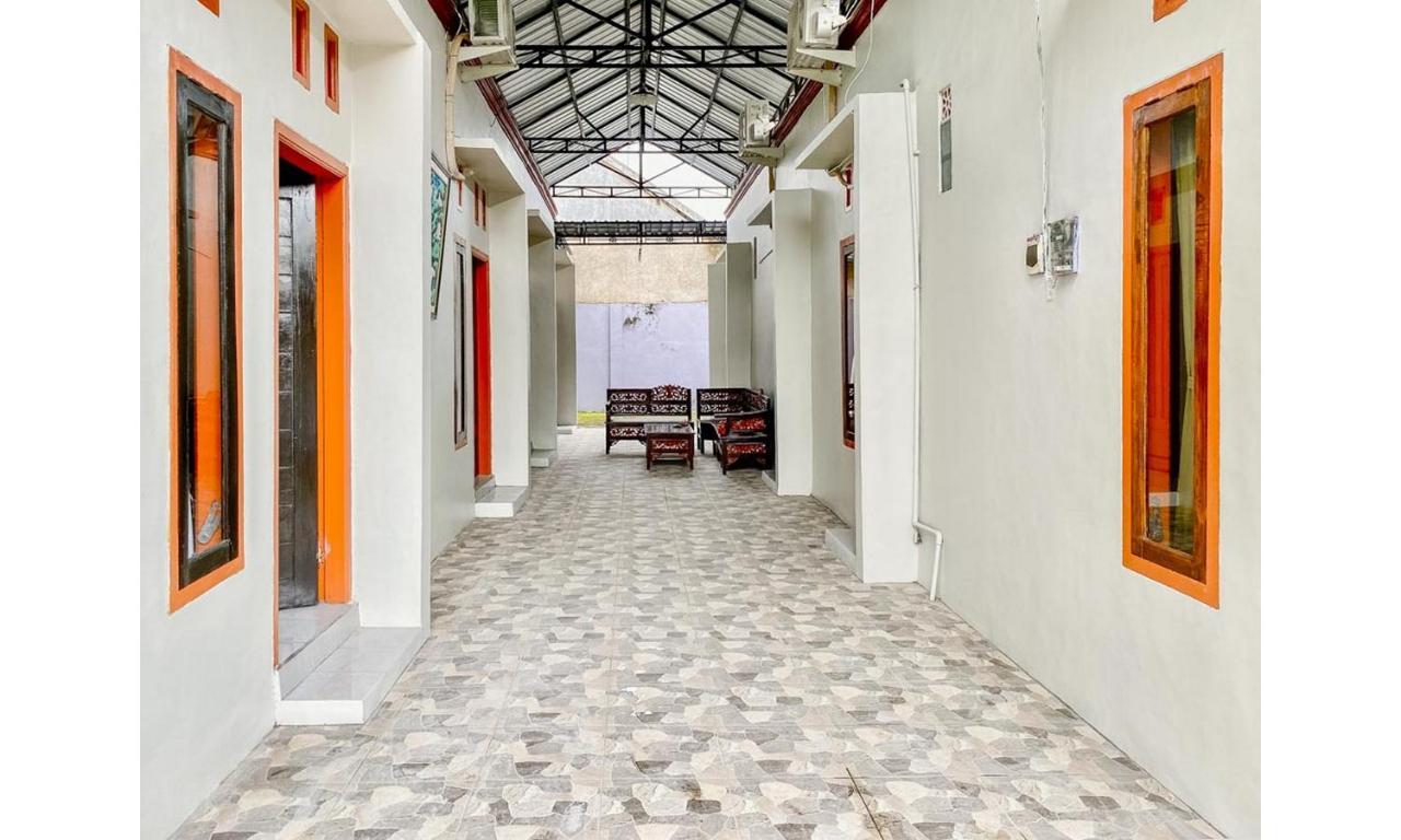 Hotel Griya Asri Syariah Mitra Reddoorz Rogojampi Exterior foto