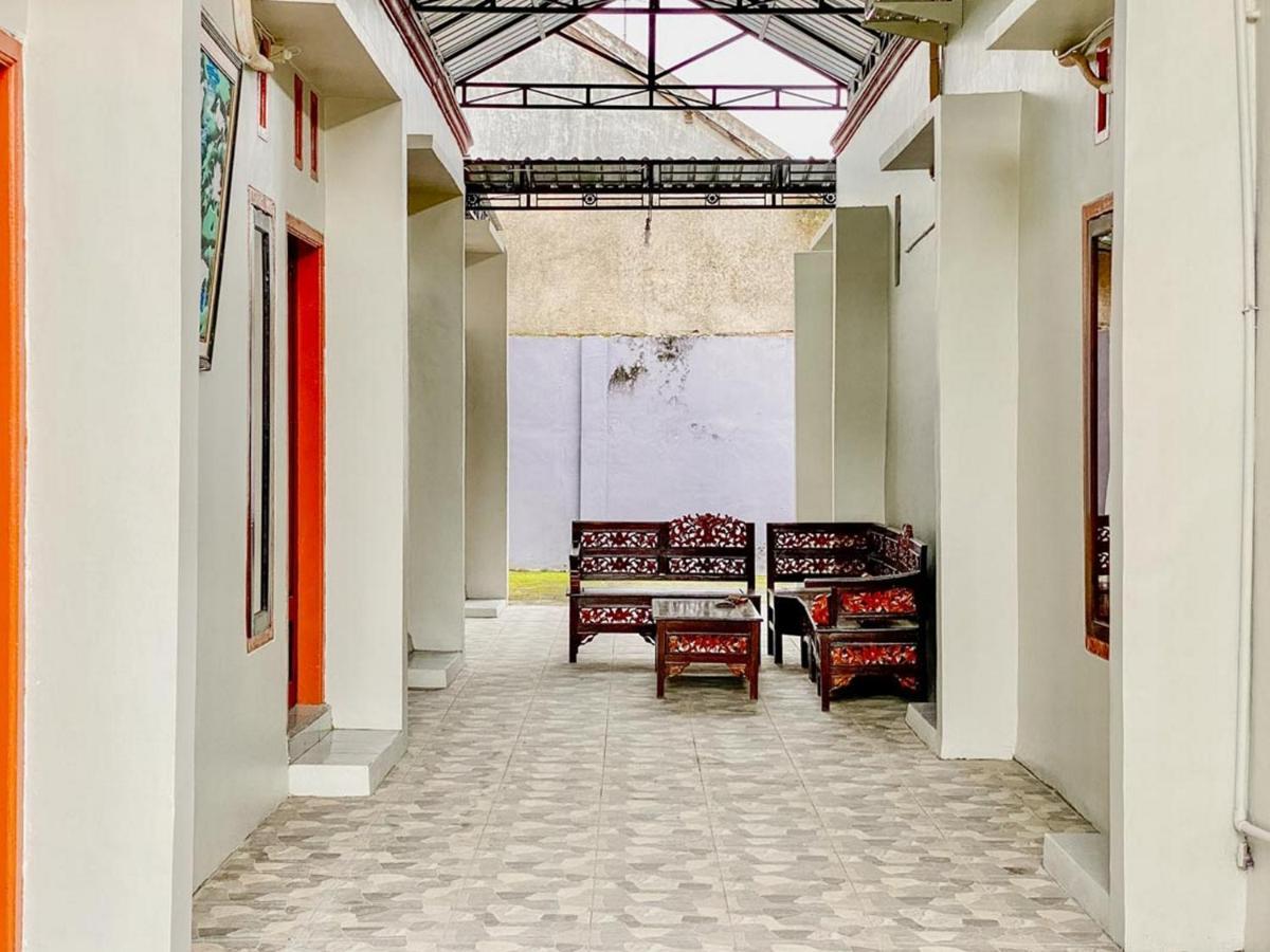 Hotel Griya Asri Syariah Mitra Reddoorz Rogojampi Exterior foto