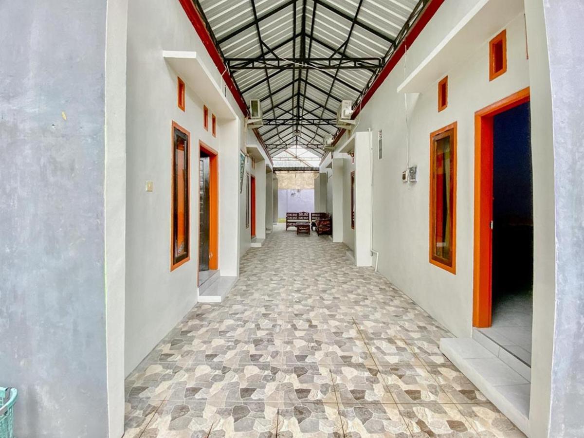 Hotel Griya Asri Syariah Mitra Reddoorz Rogojampi Exterior foto